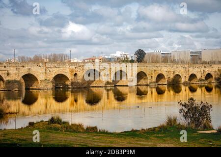 Le pont romain avec ses arches se reflète sur la rivière un après-midi d'automne Banque D'Images