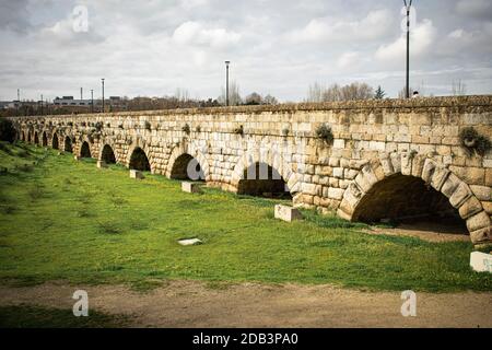 Pont romain de Merida, avec ses arches et fait entièrement avec la pierre naturelle Banque D'Images