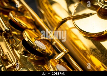 Corps et clés d'un saxophone doré sur fond gris en bois Banque D'Images