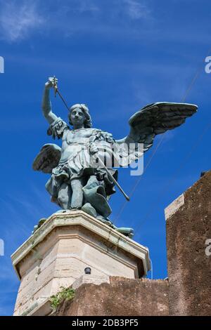 Statue en bronze de Michael l'Archange au sommet du Castel Sant Angelo à Rome, Italie, conçue en 1753 par Peter Anton von Verschaffelt (1710-1793). Banque D'Images