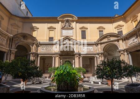 Cour octogonale au Musée Pio Clementino aux Musées du Vatican, Rome, Italie, Europe Banque D'Images