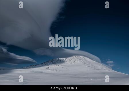 Nuages lenticulaires au-dessus du mont Erebus, Antarctique. Banque D'Images