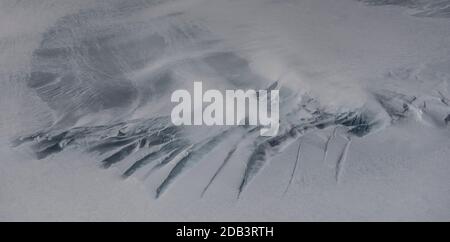 Image aérienne de crevasses sur les flancs du mont Erebus, Antarctique. Banque D'Images