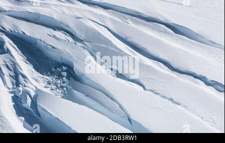 Image aérienne de crevasses sur les flancs du mont Erebus, Antarctique. Banque D'Images