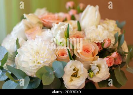 Bouquet délicat de fleurs, roses, freesia, eucalyptus, dahlias, tulipes. Fond floral, mise au point sélective douce. Concept Mars 8, mère, Valentin Banque D'Images