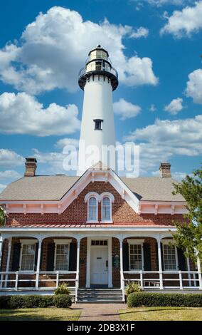 Un phare blanc sous un ciel bleu Banque D'Images