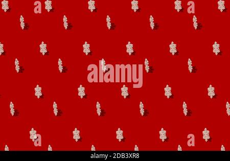 motif flocons de neige en bois sur fond rouge Banque D'Images