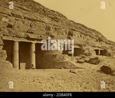 Tombeau à Beni Hasan; Beni Hasan (également écrit sous le nom de Bani Hasan, ou aussi Beni-Hassan) (arabe : بني حسن‎) est un ancien cimetière égyptien situé dans la région connue sous le nom de Moyen-Égypte, la zone entre Asyut et Memphis.[1] bien qu'il y ait des inhumations de l'ancien Royaume sur le site, il a été principalement utilisé pendant le Royaume du Moyen, s'étendant du 21ème au 17ème siècles BCE . Banque D'Images