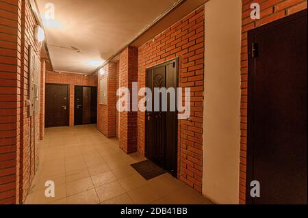 Russie, Moscou- 15 novembre 2019: Appartement intérieur place publique, porche. Portes, murs, couloirs Banque D'Images