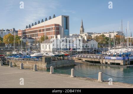 Vue sur la Lexicon Library et le National Yacht Club depuis East Pier à Dun Laoghaire dans le comté de Dublin, en Irlande Banque D'Images