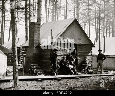 Brandy Station, Va officiers devant les quartiers d'hiver de l'Armée du quartier général du Potomac. Banque D'Images