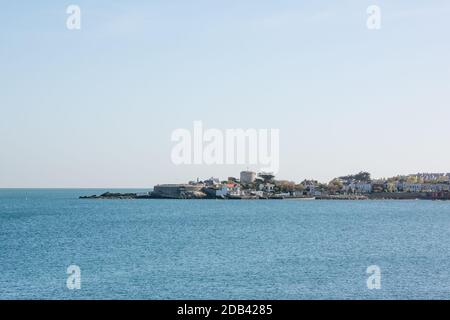 Vue sur Sandycove, le Forty foot et la Tour Joyce depuis l'East Pier à Dun Laoghaire dans le comté de Dublin, en Irlande Banque D'Images