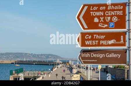 Vue sur l'East Pier et le panneau des choses à faire à Dun Laoghaire dans le comté de Dublin, Irlande Banque D'Images