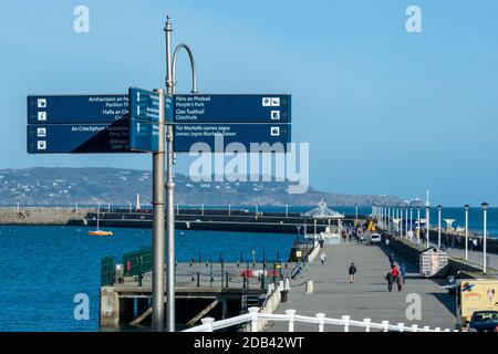 Vue sur l'East Pier et le panneau des choses à faire à Dun Laoghaire dans le comté de Dublin, Irlande Banque D'Images