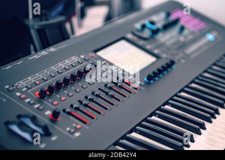 Synthétiseur de clavier midi professionnel, gros plan Banque D'Images