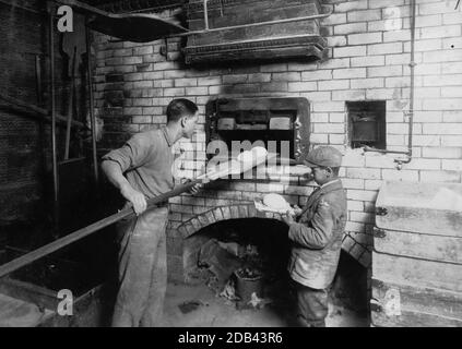 Vincenzo Messina, 15 ans et frère Angelo, 11 ans, pain de boulangerie pour père, 174, rue Salem. Vincenzo travaille en soirée maintenant, de 5 H à 5 H, normalement pendant le quart de jour. Angelo aide beaucoup, a tendance à stocker et aide à cuire aussi. Banque D'Images