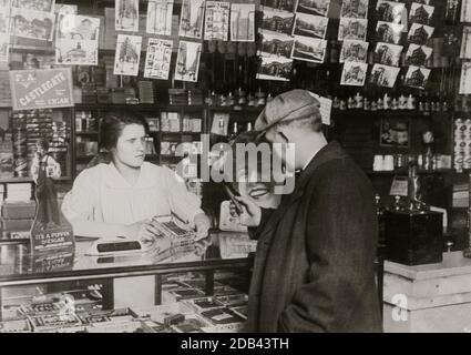 Mary Creed, 14 ans. Vente de cigares en magasin de Mme Breslin, 817 Harrison Avenue. Emplacement : Boston, Massachusetts. Banque D'Images