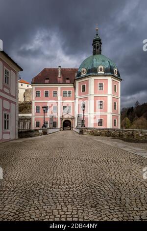 Château baroque et Château gothique dans l'ancienne ville de Becov nad Teplou, République tchèque Banque D'Images