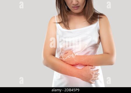 La photo du foie sur le corps de la femme contre le fond gris, l'hépatite, l'espace côté gauche, concept avec la santé et la médecine Banque D'Images