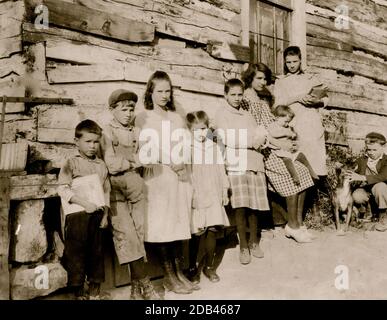 Les enfants Mulliens ( et quelques voisins) prêts pour l'école. Banque D'Images