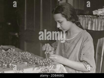 Cottage Industry montre le matériel de la piqûre de jeune fille fait à la maison. Banque D'Images