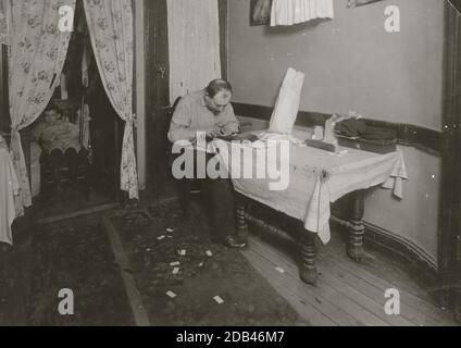 Des étuis à cigarettes à rouler dans la maison. Banque D'Images