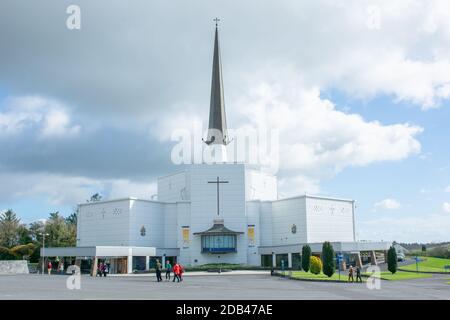 Une vue extérieure de la basilique notre-Dame à Sanctuaire marial national d'Irlande à Knock dans le comté de Mayo Banque D'Images