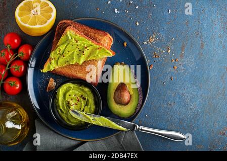 De délicieux repas sains avec avocat sandwich fait avec des avocats en tranches. Concept pour un repas sain et savoureux. Banque D'Images