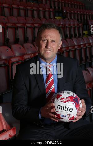 19 mai 2015 Mark Yates pose pour des photographies après avoir été nommé nouveau directeur du club de football de Crawley Town. Banque D'Images