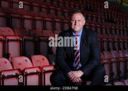 19 mai 2015 Mark Yates pose pour des photographies après avoir été nommé nouveau directeur du club de football de Crawley Town. Banque D'Images