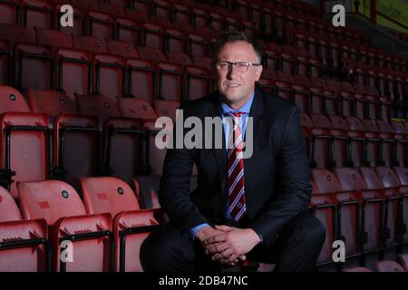 19 mai 2015 Mark Yates pose pour des photographies après avoir été nommé nouveau directeur du club de football de Crawley Town. Banque D'Images