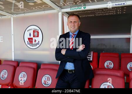 19 mai 2015 Mark Yates pose pour des photographies après avoir été nommé nouveau directeur du club de football de Crawley Town. Banque D'Images