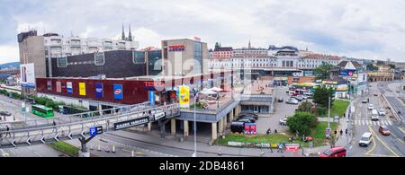 Le centre commercial Dornych, Tesco (à gauche) et le bâtiment gris de la gare centrale de Brno (Hlavni nadrazi) à Brno (République tchèque), le 19 juillet 2020. (CTK pH Banque D'Images