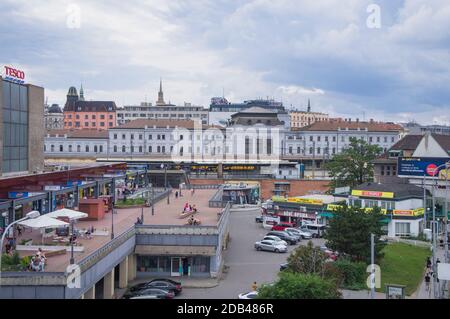 Le centre commercial Dornych, Tesco (à gauche), et le bâtiment gris de la gare centrale de Brno (Hlavni nadrazi) à Brno (République tchèque), le 19 juillet 2020. (CTK P Banque D'Images