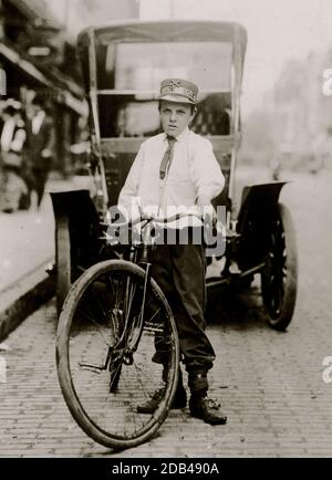 Harvey Buchanan, 608 E. Van Buren St. postal Telegraph Co. Messager no 1908. 14 ans. 1 an de service. Travaux de 7 h à 6 h 4 $ par semaine. Visite des maisons de prostitution. Fume. Banque D'Images