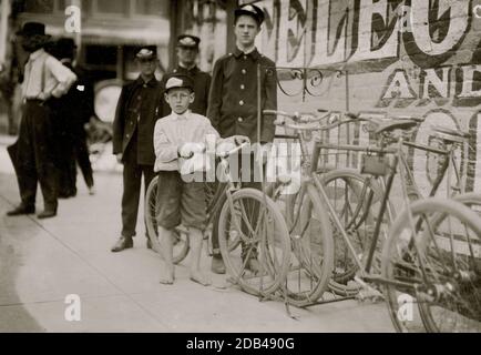 Messagers de Danville. Le plus petit garçon, Western Union No. 5, n'a que dix ans et travaille comme garçon supplémentaire. Il a dit qu'il allait être mis à pied comme le gestionnaire lui a dit qu'il était trop jeune, mais un messager plus âgé m'a dit que la raison était que les autres messagers l'avaient mis à pied parce qu'il réduit leurs gains. Voir le rapport de Hine sur les messagers de Virginie pour des données sur le garçon le plus haut. Banque D'Images