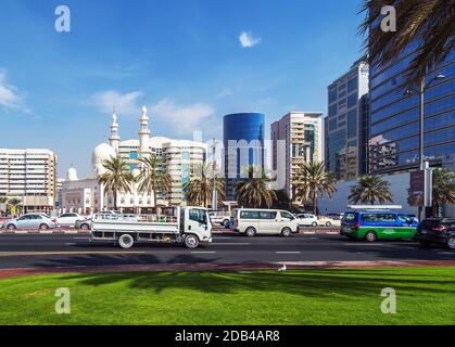 DUBAÏ, Émirats Arabes Unis - JANVIER 23 : les gens dans la rue, architecture des nombreux bâtiments extérieurs de la tour de Dubaï. Dubaï avec de nombreux magasins arabes traditionnels et Banque D'Images