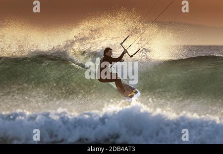 Kitesurf in Waves, Tarifa, Costa de la Luz, Cadix, Andalousie, Espagne. Banque D'Images