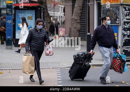 Alors que les Londoniens attendent le deuxième confinement imminent du coronavirus, c'est comme d'habitude dans le West End avec un grand nombre de personnes, certains portant des masques et d'autres pas, sur ce qui sera le dernier week-end avant un verrouillage total d'un mois au Royaume-Uni le 1er novembre 2020 à Londres, Royaume-Uni. Le système à trois niveaux au Royaume-Uni n'a pas fonctionné suffisamment pour supprimer le virus, et des politiciens ont reçu des appels pour qu'un verrouillage complet de « disjoncteur » soit annoncé pour aider à la propagation croissante du Covid-19. Banque D'Images