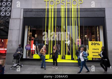 Alors que les Londoniens attendent le deuxième confinement imminent du coronavirus, c'est comme d'habitude dans le West End avec un grand nombre de personnes, certains portant des masques et d'autres pas, Venir à Oxford Street pour faire du shopping sur ce qui sera le dernier week-end avant un mois de verrouillage total au Royaume-Uni le 1er novembre 2020 à Londres, Royaume-Uni. Le système à trois niveaux au Royaume-Uni n'a pas fonctionné suffisamment pour supprimer le virus, et des politiciens ont reçu des appels pour qu'un verrouillage complet de « disjoncteur » soit annoncé pour aider à la propagation croissante du Covid-19. Banque D'Images