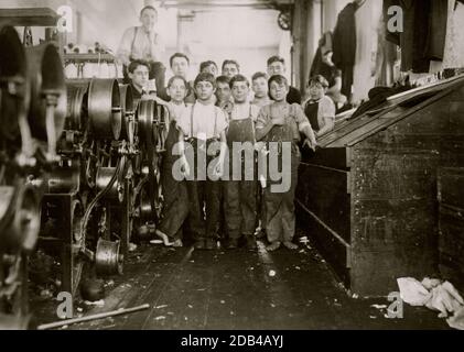 Jeunes boys de la offre et de la spinner à Seaconnet Mill. Les plus jeunes sont Manuel Perry, 111 Pitman St. John E. Mello, 229 Alden St. Manuel Louis. Aucun d'entre eux ne pouvait écrire leur propre nom. Le dernier ne pouvait pas épeler la rue sur laquelle il vit. Ils ne parlaient presque pas anglais. . Banque D'Images