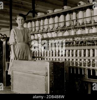 Adrienne Pagnette, une adolescente française illettrée, ne parle presque pas l'anglais. Est probablement 14 ou 15. Les dépôts sur la salle de rotation au dernier étage de Glenallen Mill. Son frère Francis a un travail régulier à l'offing. Il a dit qu'il avait 15 ans, mais M. Hine en doute. Sa sœur Anna a déclaré qu'elle avait 12 ans et qu'elle a aidé sa sœur aînée à Glenallen Mill. Nous y avons passé tout l'été. Presque tous les membres de sa famille sont analphabètes. Pour les jeunes filles adolescentes, il est difficile de se mettre en feu, d'atteindre et de pousser des boîtes lourdes. Banque D'Images