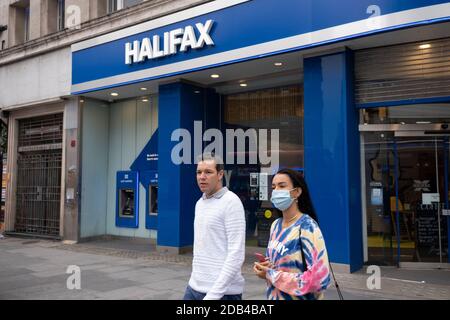 Alors que les Londoniens attendent le deuxième confinement imminent du coronavirus, c'est comme d'habitude dans le West End avec un grand nombre de personnes, certains portant des masques et d'autres pas, sur ce qui sera le dernier week-end avant un verrouillage total d'un mois au Royaume-Uni le 1er novembre 2020 à Londres, Royaume-Uni. Le système à trois niveaux au Royaume-Uni n'a pas fonctionné suffisamment pour supprimer le virus, et des politiciens ont reçu des appels pour qu'un verrouillage complet de « disjoncteur » soit annoncé pour aider à la propagation croissante du Covid-19. Banque D'Images