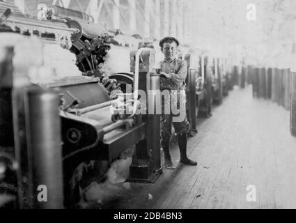 Boys Sweeper, Lincoln Cotton Mills, Evansville, Ind. Carding machines: Sol glissant. . Banque D'Images