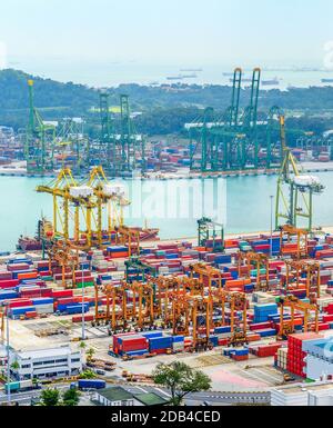 Vue aérienne du port commercial de Singapour, de l'équipement lourd, des conteneurs de fret, des grues de fret, des quais et des entrepôts, du port avec des navires et des pétroliers Banque D'Images