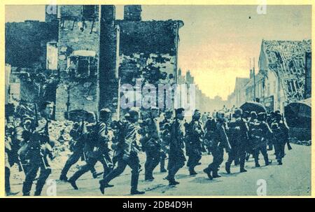 Les troupes allemandes ont défilé dans un village détruit en France. L'Allemagne nazie a envahi la France en 1940. Banque D'Images