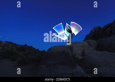 Creative Light Painting Girl avec couleur et éclairage de tube Banque D'Images
