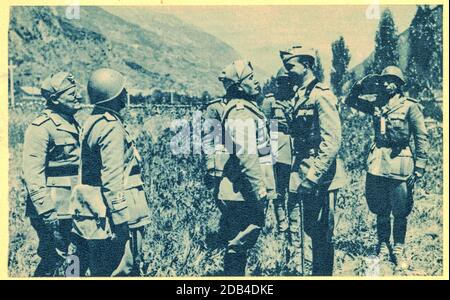 Le prince héritier Umberto II a une conversation avec Mussolini dans les Alpes italiennes. Banque D'Images