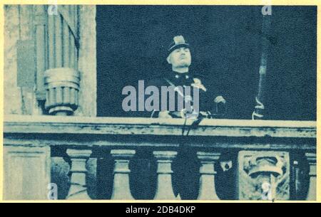 Mussolini annonce que l'Italie est en guerre depuis le balcon du Palazzo Venezia le 10 juin 1940. Italian Duce Benito Mussolini - avec le soutien de Banque D'Images