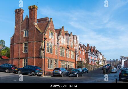 Logement comprenant un bâtiment classé du XIXe siècle dans la rue Maltravers à Arundel, West Sussex, Angleterre, Royaume-Uni. Banque D'Images